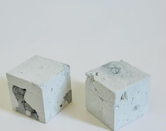 Conjunto de bloques de exhibición de hormigón, mezclados en blanco y gris.