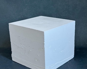 Bloco cúbico grande de concreto branco para exibição de joias e como acessório para fotos.