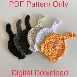 Peut inclure: Six dessous de verre en forme de chat crochetés, de différentes couleurs : noir, gris, marron, beige, blanc et un mélange vif d'orange, de jaune et de rose. Le texte "PDF Pattern Only" et "Digital Download" est affiché en rouge.