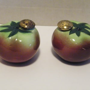 Vintage Red Tomato Salt and Pepper Shakers, Set of  Red with Green stem shakers by Enesco, Japan light wear, kitchen decor