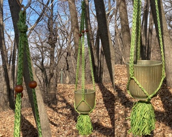 Vintage Macrame Plant Hanger Heavy GREEN Macrame Planter Coastal Garden Art Hanging Pot Plant Holder 1970s Boho Home Decor Hand Made BRIGHT