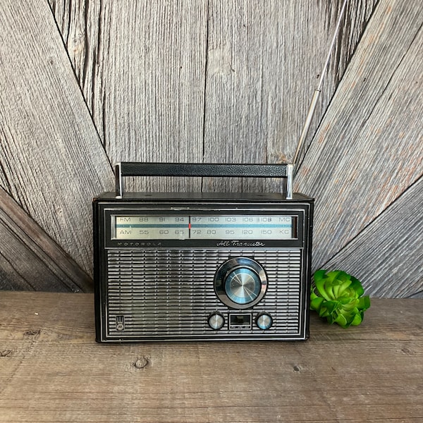 Vintage Motorola All Transistor Radio AM FM Radio, for PARTS, Has Buzz, for Repair or Display, Retro Old Radio with Antenna Cowhide