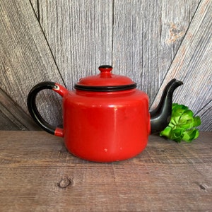 Vintage Enamel Tea Pot Tea Kettle Red Rustic Enamelware Kitchen Decor 70s Kitschy Wedding Gift for Friend Housewarming Gift