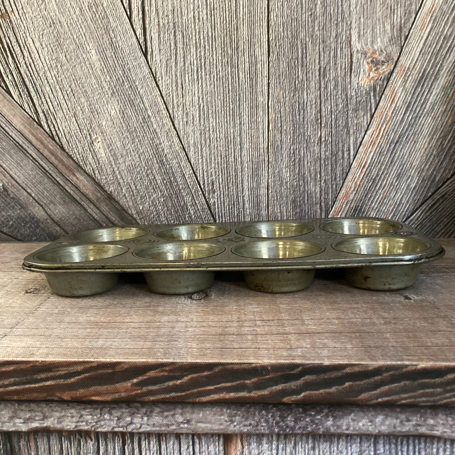 Moule à Muffins Antique En Tôle – Décor Peint Poules – Style Rustique