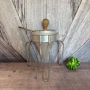 Vintage WearEver Strainer Sieve with Pestle Can Canning Applesauce Tripod Stand Wood Pestle Sieve Masher Colander Metal Strainer Tomatoes