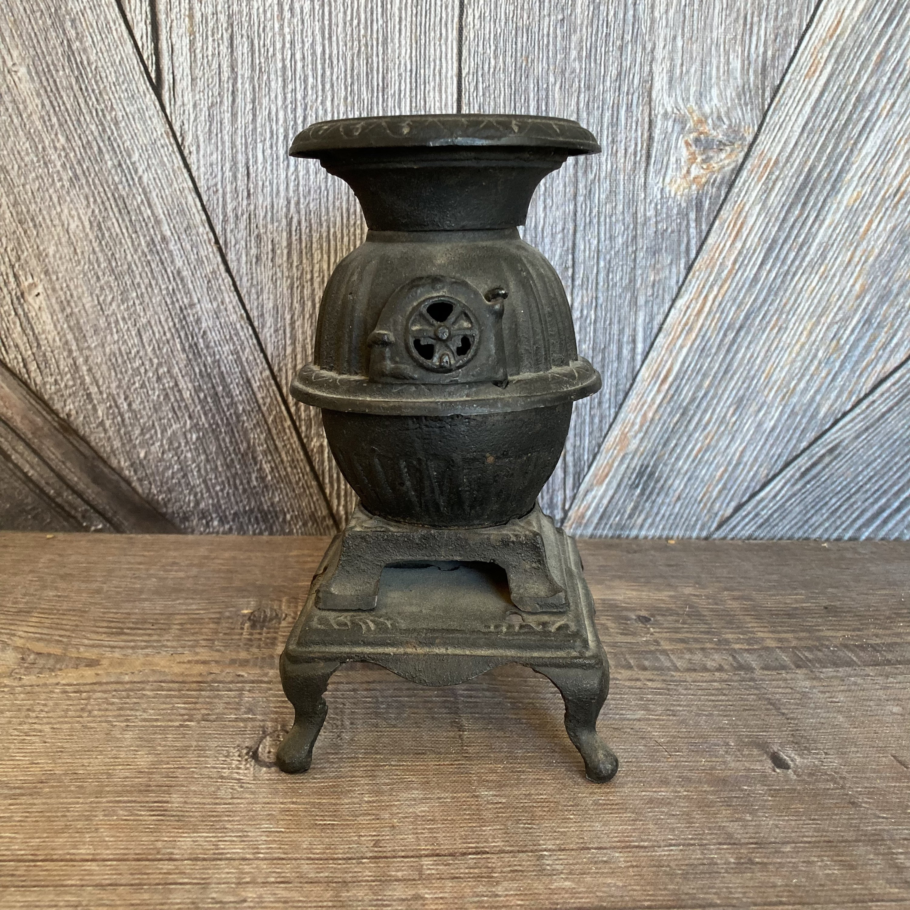 American Antique Miniature Cast Iron Stove W/ Pots & Pans #4832