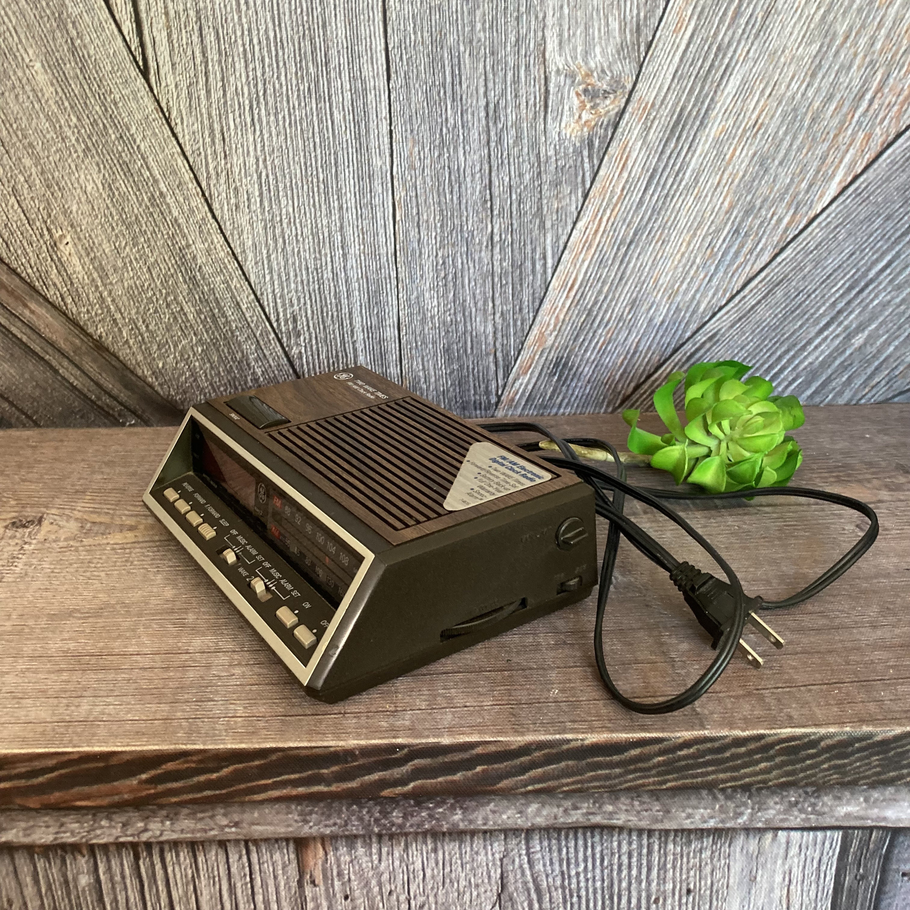 Vintage General Electric Clock Radio, Two Wake Times 7-4616B Retro