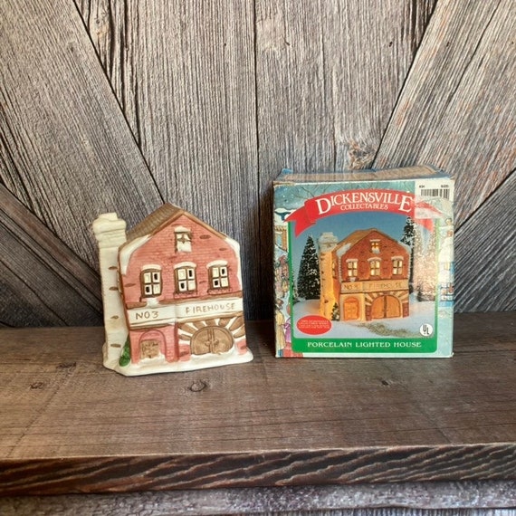 VILLAGE COLLECTION COUNTRY KITCHEN POTS AND PANS LIGHTED PORCELAIN HOUSE  *READ