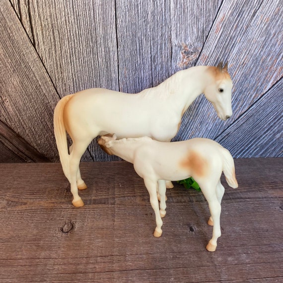 Breyer Medicine Hat Mare and Suckling Foal Thoroughbred Vintage Toy Horse  Figurine plastic Breyer Chestnut Tobiano Mare and Baby Foal 3180 