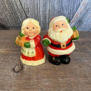 Vintage Santa and Mrs. Claus Salt and Pepper Shakers {Vintage Hallmark Plastic Salt and Pepper Shakers} Kitschy Christmas Decoration