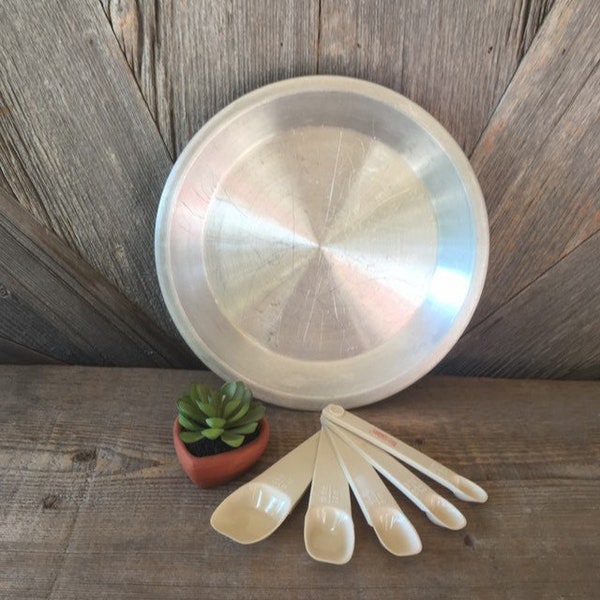 Vintage Pie Tin and Measuring Spoons {Vintage Aluminum Pie Plate and Measuring Spoons} Thanksgiving Christmas Baking 10 x 1 Plastic Spoons