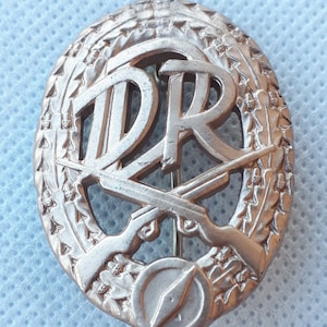 East Germany DDR Military Crossed Rifles Compass Motif Army Uniform Badge pin !