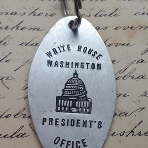 White House - Washington, President,s office, vintage metal keychains, keyring !