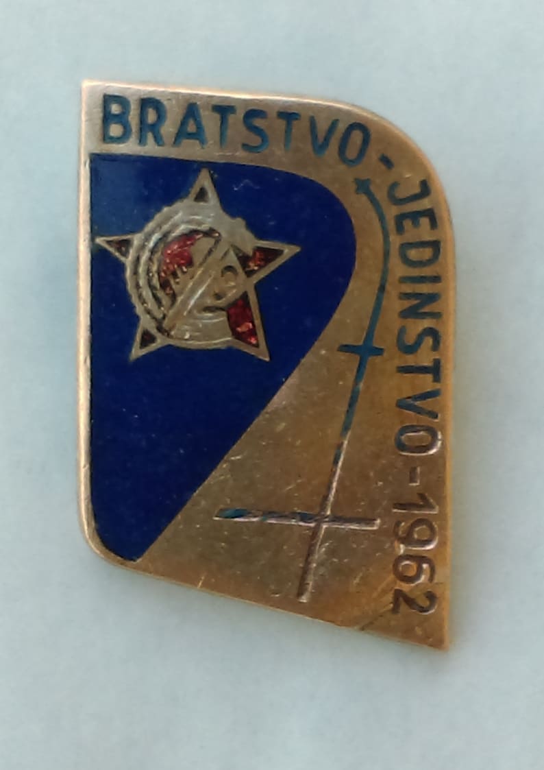 Communism red star hammer pin ! ORA Youth labour action Bratstvo Jedinstvo 1962