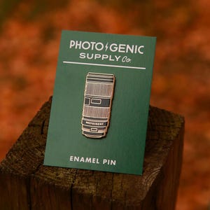 Tele Emaille Anstecker (Gold) - Anstecknadel für Fotografie und Kamera Liebhaber