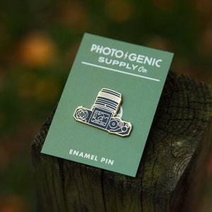 Viewfinder Camera Enamel Pin (Gold) - Film Camera Retro Analog Photography Lapel Pin