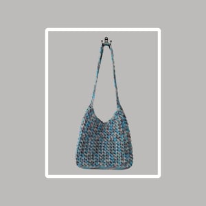 Bolso de hombro. Cartera de verano tejida a crochet o ganchillo. (Jaspeada azul, gris y blanco)