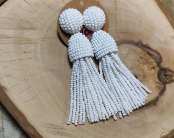 Серьги в стиле Oscar de la Renta белого цвета. Серьги-кисточки с бусинами: ручная работа.