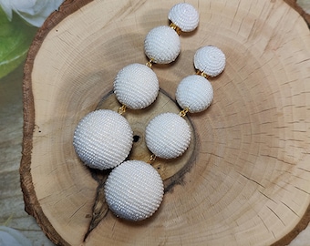 Witte kleur "Ball Drop Earrings" van Rebecca Ravenel: bonbon-hangoorbellen met kralen