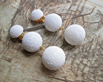 Witte kleur Bon Bon oorbellen met drie bollen Rebecca Ravenel-stijl