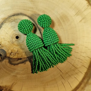 Handgjorda örhängen med gröna pärlor och tofsar i Oscar-stil: Statement-smycken