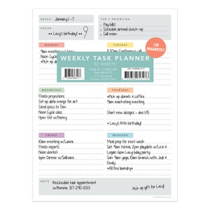 Peut inclure: Un planificateur de tâches hebdomadaire avec un dos magnétique. Le planificateur est de couleur rose, bleu et vert et comprend un calendrier pour la semaine du 1er au 7 janvier. Le planificateur comprend une section pour les priorités principales, une section pour chaque jour de la semaine et une section pour le week-end. Le planificateur comprend également une section de notes et une section pour choisir un cadeau pour Lucy.