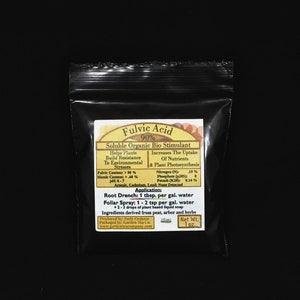Może przedstawiać: Czarny, zamykany worek zawierający białą etykietę z tekstem "Fulvic Acid 90% Soluble Organic Bio Stimulant" oraz instrukcjami użycia. Etykieta zawiera r&oacute;wnież listę składnik&oacute;w i wagę netto 1 uncji.