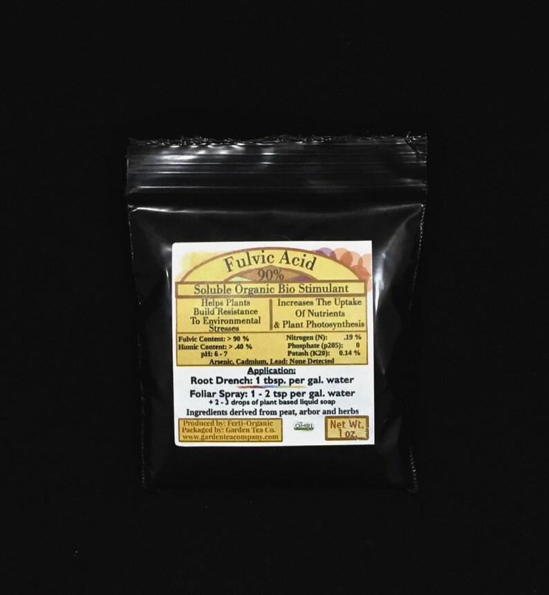 Może przedstawiać: Czarny, zamykany worek zawierający białą etykietę z tekstem "Fulvic Acid 90% Soluble Organic Bio Stimulant" oraz instrukcjami użycia. Etykieta zawiera r&oacute;wnież listę składnik&oacute;w i wagę netto 1 uncji.