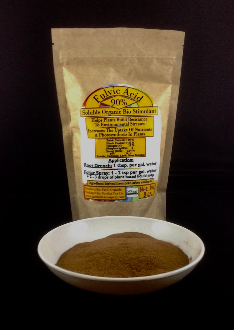 Może przedstawiać: Brązowa papierowa torba z etykietą, na kt&oacute;rej widnieje napis "Fulvic Acid 90% Soluble Organic Bio Stimulant". Etykieta zawiera listę składnik&oacute;w i instrukcje stosowania. Przed torbą stoi biała miska wypełniona brązowym proszkiem.