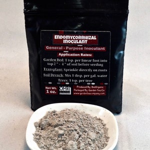 Pode incluir: Um saco de 1 on&ccedil;a de inoculante endomicorr&iacute;zico para jardinagem. O saco &eacute; preto com texto branco que diz "Endomycorrhizal Inoculant" e "General Purpose Inoculant". O saco tamb&eacute;m inclui taxas de aplica&ccedil;&atilde;o para canteiros de jardim, transplantes, irriga&ccedil;&atilde;o do solo e &aacute;rvores. O saco est&aacute; sentado em um pires branco com um monte de p&oacute; inoculante.
