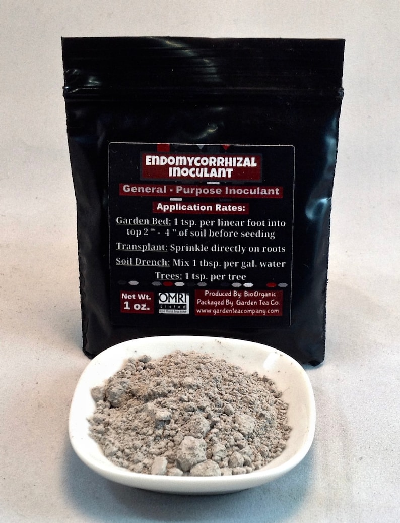 Pode incluir: Um saco de 1 on&ccedil;a de inoculante endomicorr&iacute;zico para jardinagem. O saco &eacute; preto com texto branco que diz "Endomycorrhizal Inoculant" e "General Purpose Inoculant". O saco tamb&eacute;m inclui taxas de aplica&ccedil;&atilde;o para canteiros de jardim, transplantes, irriga&ccedil;&atilde;o do solo e &aacute;rvores. O saco est&aacute; sentado em um pires branco com um monte de p&oacute; inoculante.