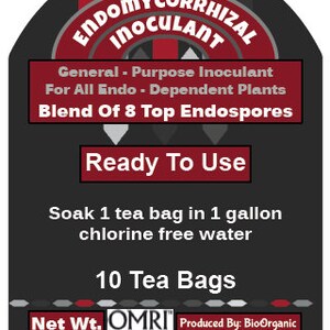 Pode incluir: Um r&oacute;tulo preto e vermelho com o texto "Endomycorrhizal Inoculant" em um c&iacute;rculo branco. O r&oacute;tulo tamb&eacute;m inclui o texto "General - Purpose Inoculant For All Endo - Dependent Plants Blend Of 8 Top Endospores Ready To Use Soak 1 tea bag in 1 gallon chlorine free water 10 Tea Bags Net Wt. 2 oz. OMR Listed Produced By: BioOrganic Packaged By: Garden Tea Co. www.gardenteacompany.com".