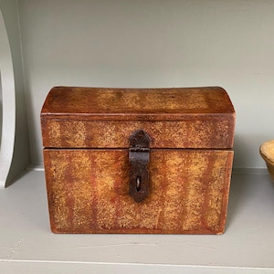 Primitive Hand Painted Folk Art Reproduction  Decorated Box