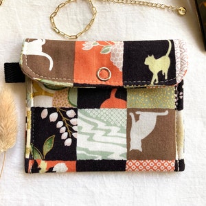 Monedero pequeño de tela japonesa con diseño de gato negro, acolchado y con broche, o tarjetero, con gatitos y flores.