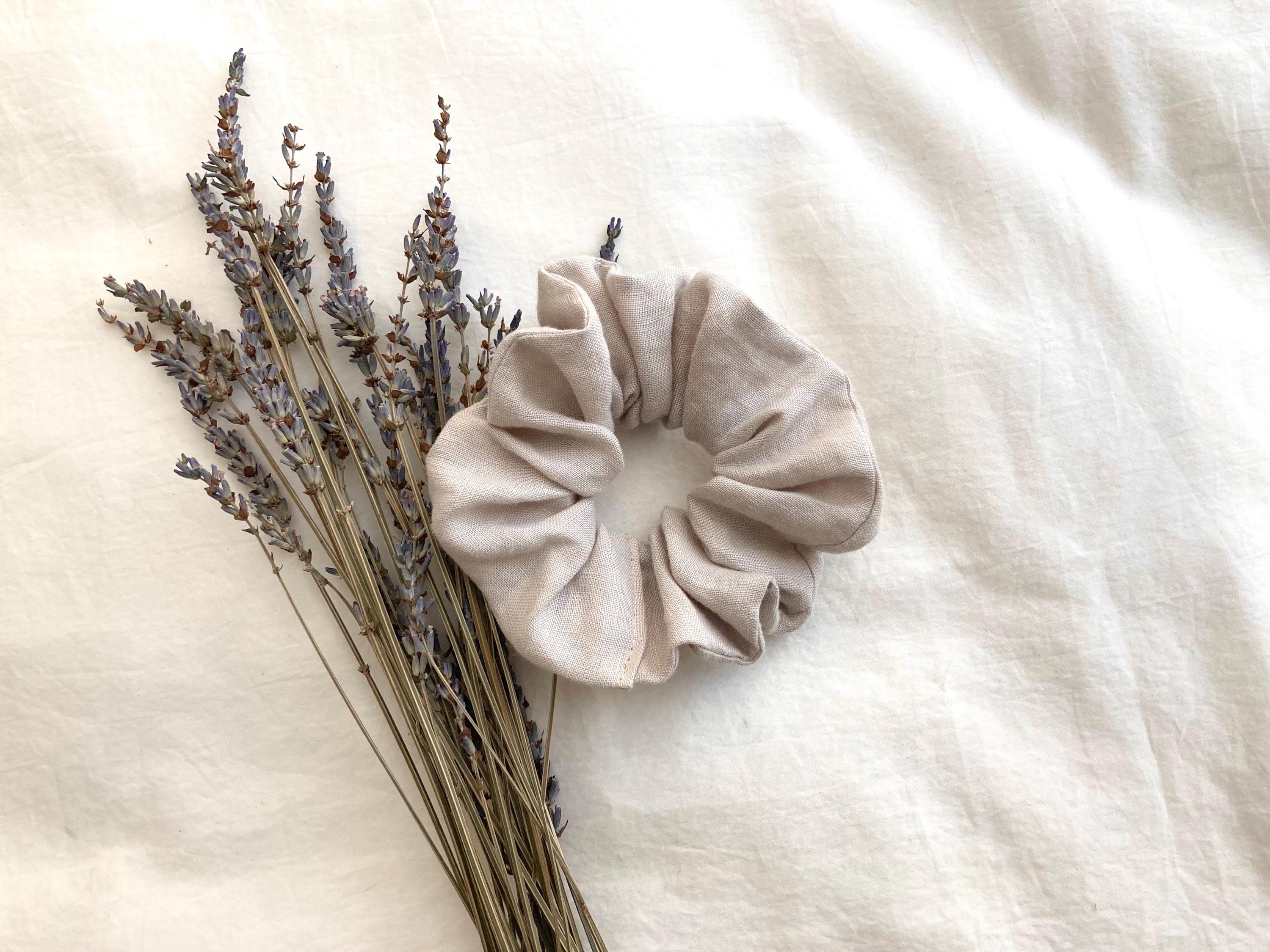 ヘアアクセサリー LINEN MEDIUM SCRUNCHIE 絶妙なデザイン LINEN MEDIUM SCRUNCHIE color：WHITE / BLACK