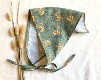 Sage Moon Triangle Hair Scarf in Green with Crescent Moons and Leaves, Pretty Witchy and Whimsical Hairkerchief Bandana