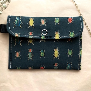 Cartera Beetle en verde azulado oscuro con insectos dorados metalizados, lindo y pequeño monedero de tela acolchado