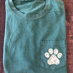 SHORT SLEEVE Custom Comfort Colors, Custom comfort colors shirt with paw print pocket, Paw print shirt, Comfort Colors