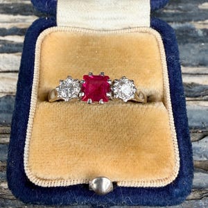 Anello trilogy in oro 18 carati, platino, rubino e diamanti, anni '30