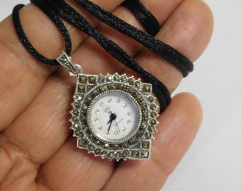 Collar vintage con colgante de reloj de plata de ley 925 con diamantes y marcasita. Muy limpio. Batería nueva. Funciona de maravilla.