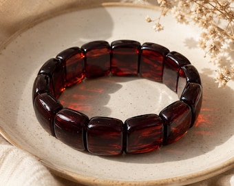 Armband aus dunkelkirschrotem Bernstein, polierte rechteckige Perlen, burgunderfarbenes Stretch-Schmuckstück aus Bernstein, Geschenk für Sie