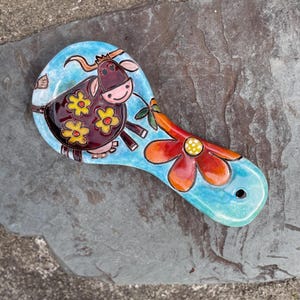 Posacucharas con forma de vaca, hecho a mano y con un diseño original – Decoración de cocina de cerámica mexicana – Regalo ideal para una cocina rústica