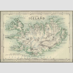 Op de afbeelding: Een kaart in antieke stijl met de titel Island of Iceland (To Denmark) met gedetailleerde topografie, kustfjorden en gletsjers. De kaart bevat een rasterrand met letter- en cijfercoördinaten, een schaal in Engelse mijlen en labels voor de omliggende Arctische en Atlantische Oceaan.