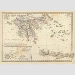 Op de afbeelding: Een antieke papieren kaart getiteld Ancient Greece Southern Part, met gedetailleerde topografie, kustlijnen en eilanden. Het bevat een kleinere inzetkaart van het oude Athene en zijn havens, met tekstlabels en een schaalbalk in de hoek.