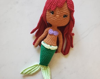 Bambola a sirena fatta a mano all'uncinetto, Ariel artigianale ispirata alla sirenetta Amigurumi