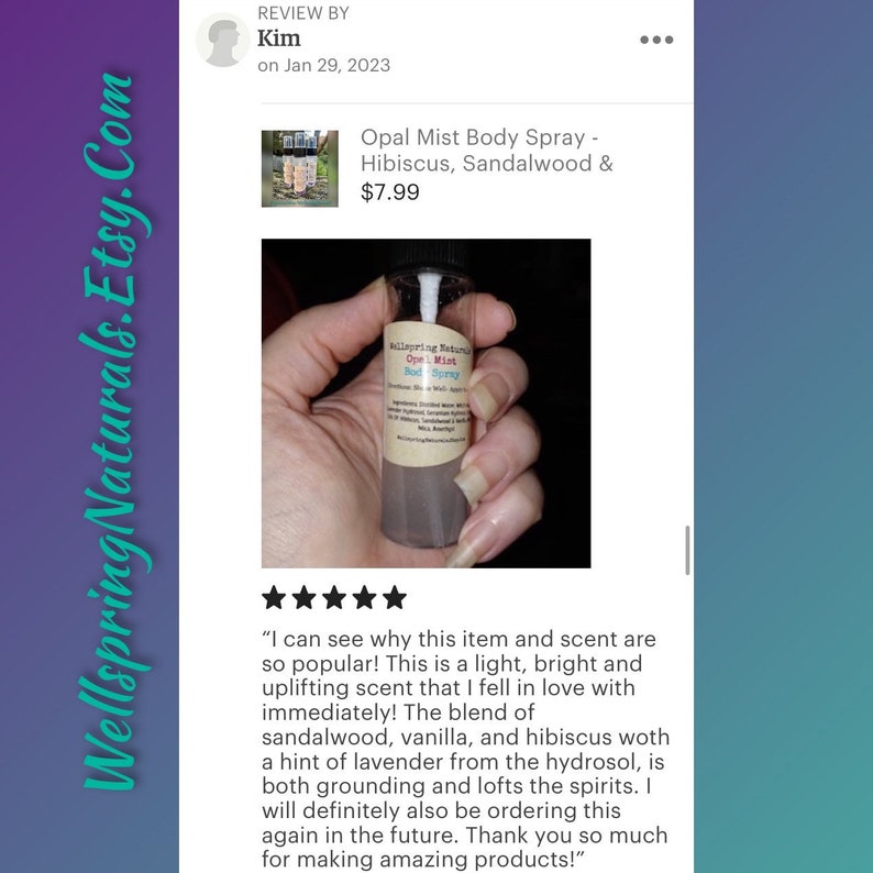 K&ouml;nnte beinhalten: Eine durchsichtige Glasflasche mit einem wei&szlig;en Etikett, auf dem "Wellspring Naturals Opal Mist Body Spray" steht. Die Flasche ist mit einer hellrosa Fl&uuml;ssigkeit gef&uuml;llt und wird von einer Hand mit langen, hellrosa N&auml;geln gehalten. Die Flasche steht auf einer Holzoberfl&auml;che. Das Produkt wird als ein leichter, heller und belebender Duft beschrieben, der eine Mischung aus Sandelholz, Vanille, Hibiskus und Lavendel ist.