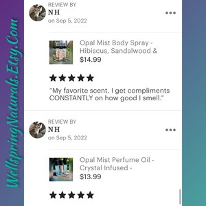 K&ouml;nnte beinhalten: Zwei Etsy-Produktbewertungen f&uuml;r ein K&ouml;rperspray und ein Parf&uuml;m&ouml;l. Beide Produkte hei&szlig;en "Opal Mist" und sind in einer durchsichtigen Glasflasche mit goldenem Deckel verpackt. Das K&ouml;rperspray wird als "Hibiskus, Sandelholz &" beschrieben und kostet 14,99 $. Das Parf&uuml;m&ouml;l wird als "Kristall-infundiert" beschrieben und kostet 13,99 $. Beide Produkte haben eine F&uuml;nf-Sterne-Bewertung.