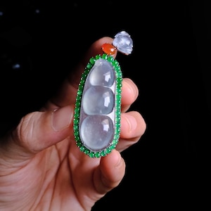 RESERVED 豆荚 Icy Jade Carved Pea Pod Pendant 18k Vintage