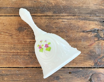 Campana de mano de vidrio con diseño de flores moradas y panel de vidrio lechoso vintage, campana de vidrio blanco coleccionable, campana de vidrio blanco con clavos, campana de boda