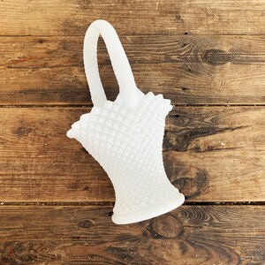 Cestino vintage in vetro bianco latte Westmoreland, cestino ovale con motivo inglese Hobnail e manico, cestino in vetro trapuntato a rombi
